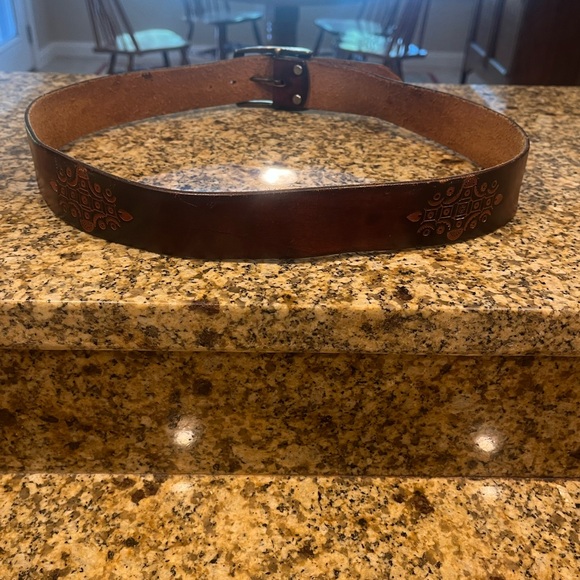 Men’s Vintage Brown Tooled Leather Belt Tarnished Brass Buckle Size 36 - Picture 2 of 10
